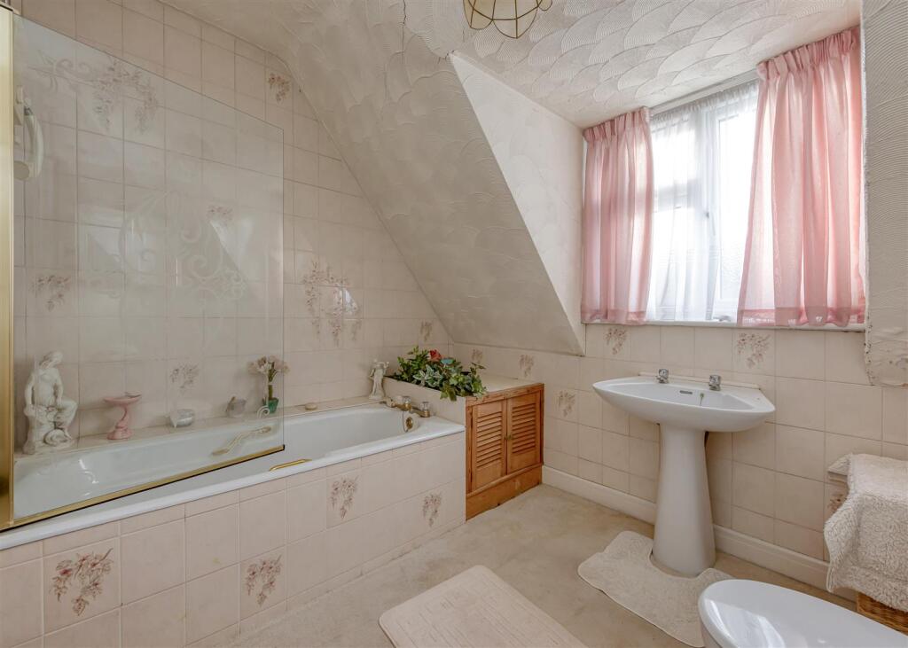 1 Lane Green Road-bathroom.jpg