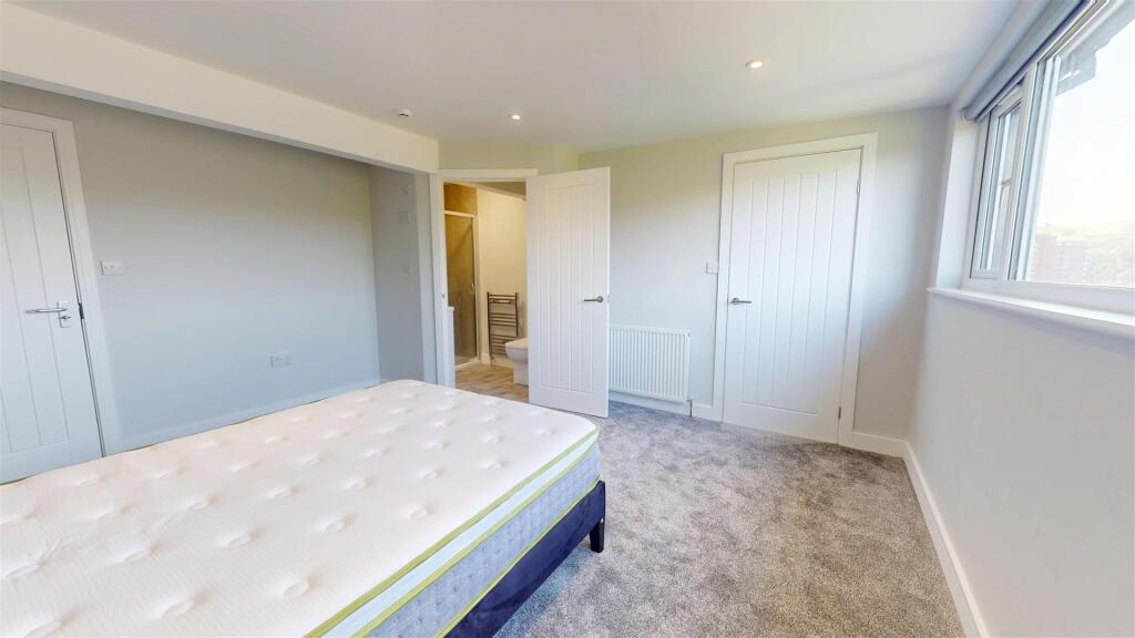 70 Hollins Room 6 2.jpg