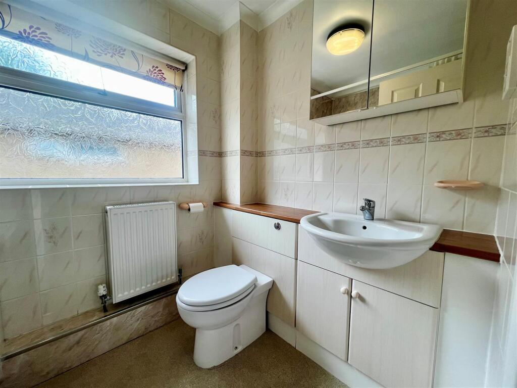 18 wheatley close bathroom.jpg