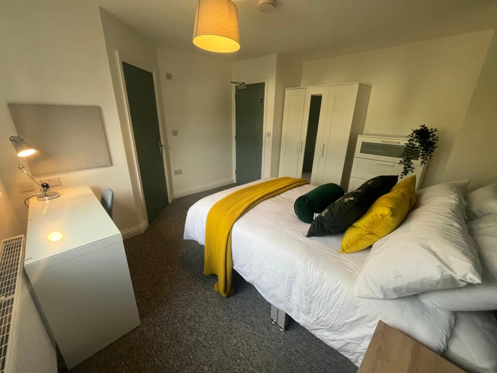 A beautifully appointed double bedroom featurin...