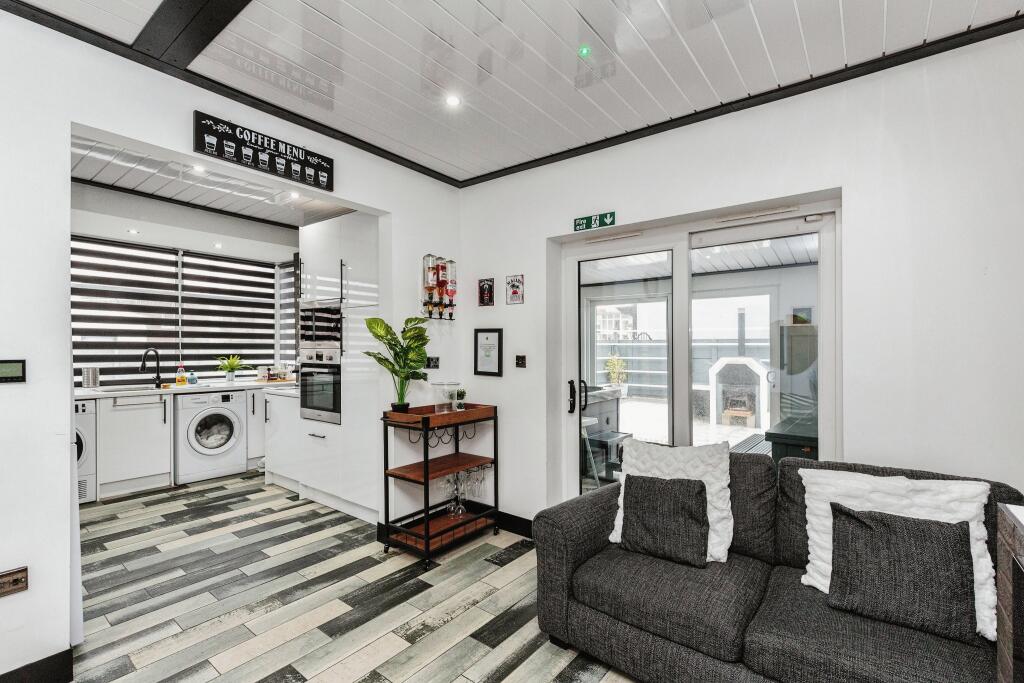Lounge / Kitchen
