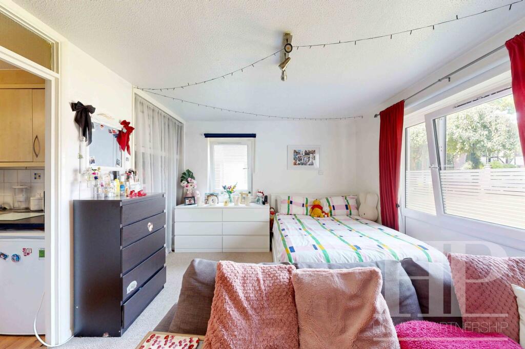 LIVING / SLEEPING AREA