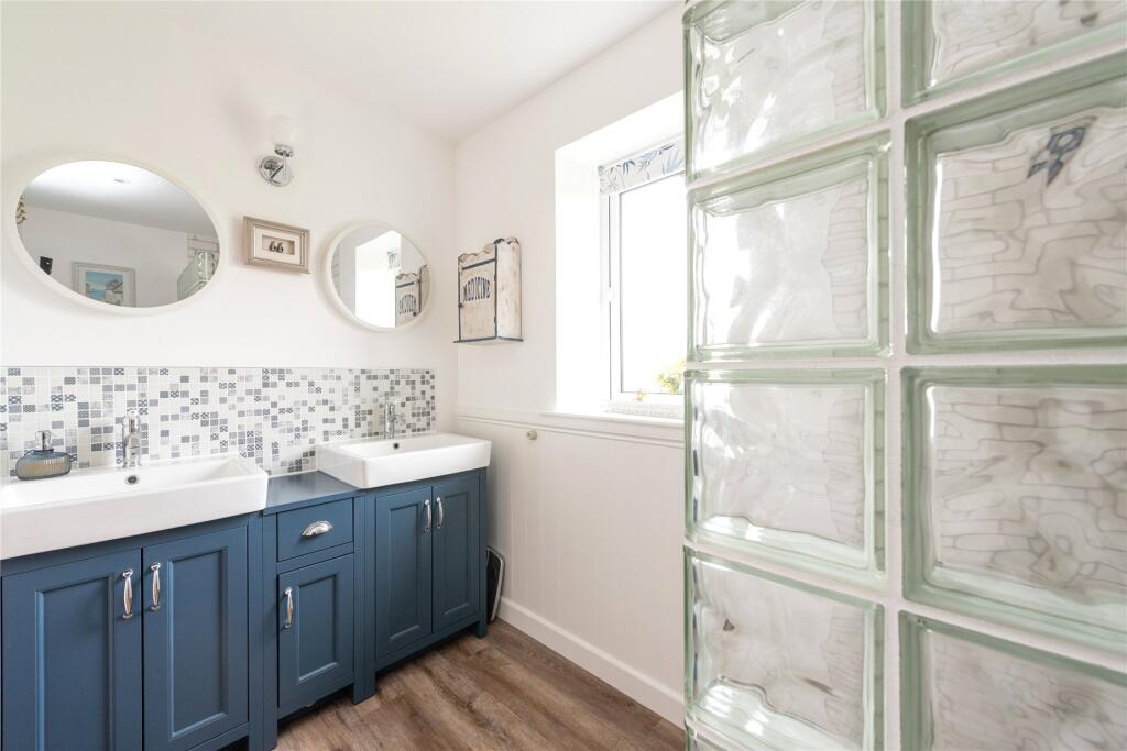 Bed One En Suite