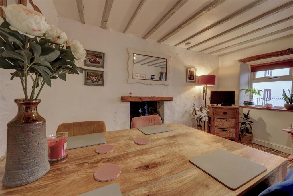 Lounge &amp; Dining