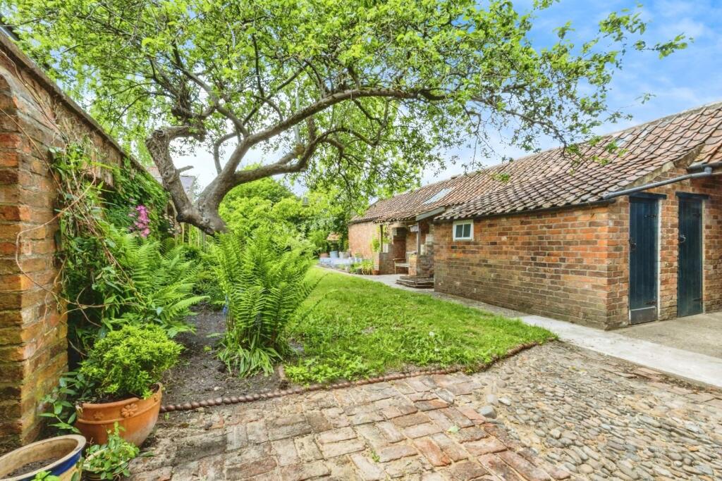 ATTACHED OUTBUILDINGS FROM GARDEN.jpg