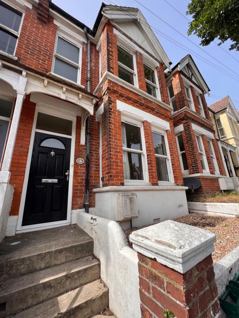 A charming traditional terraced house with clas...
