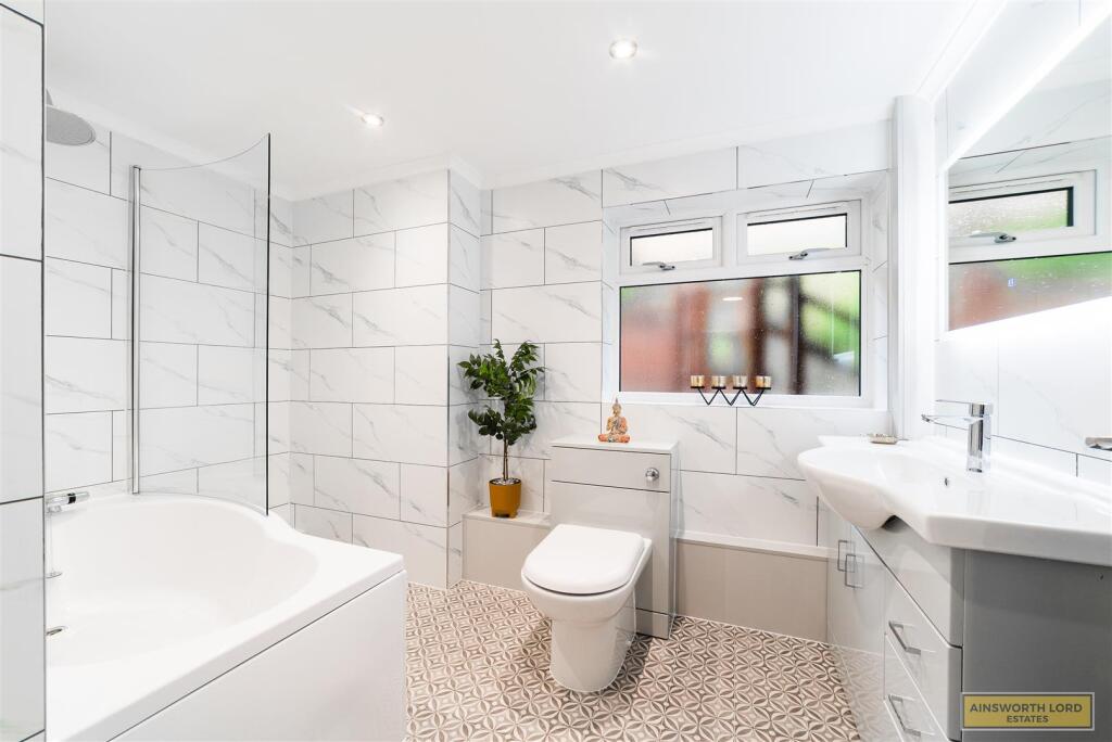 LARGE FAMILY BATHROOM