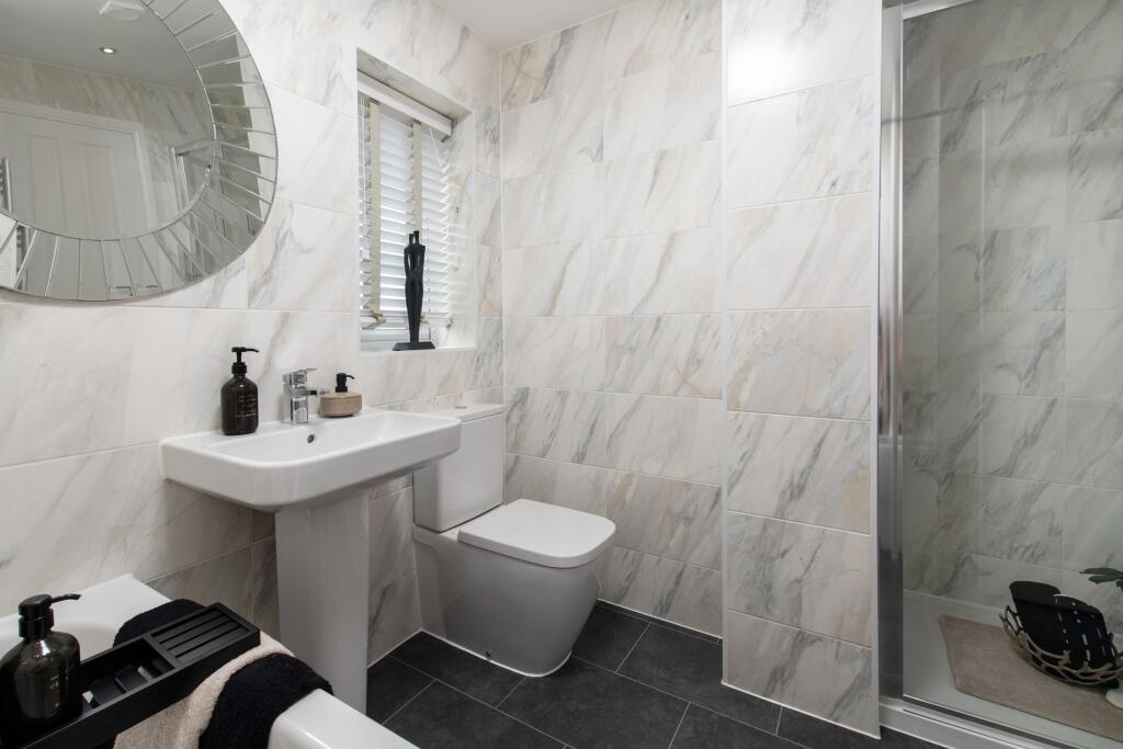 The Hawthorns Chelworth Family Bathroom