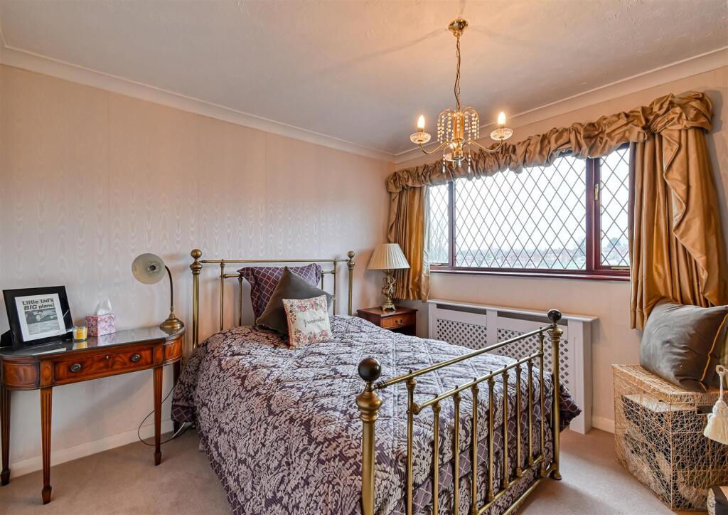 5 Castlecroft Gardens-11.jpg