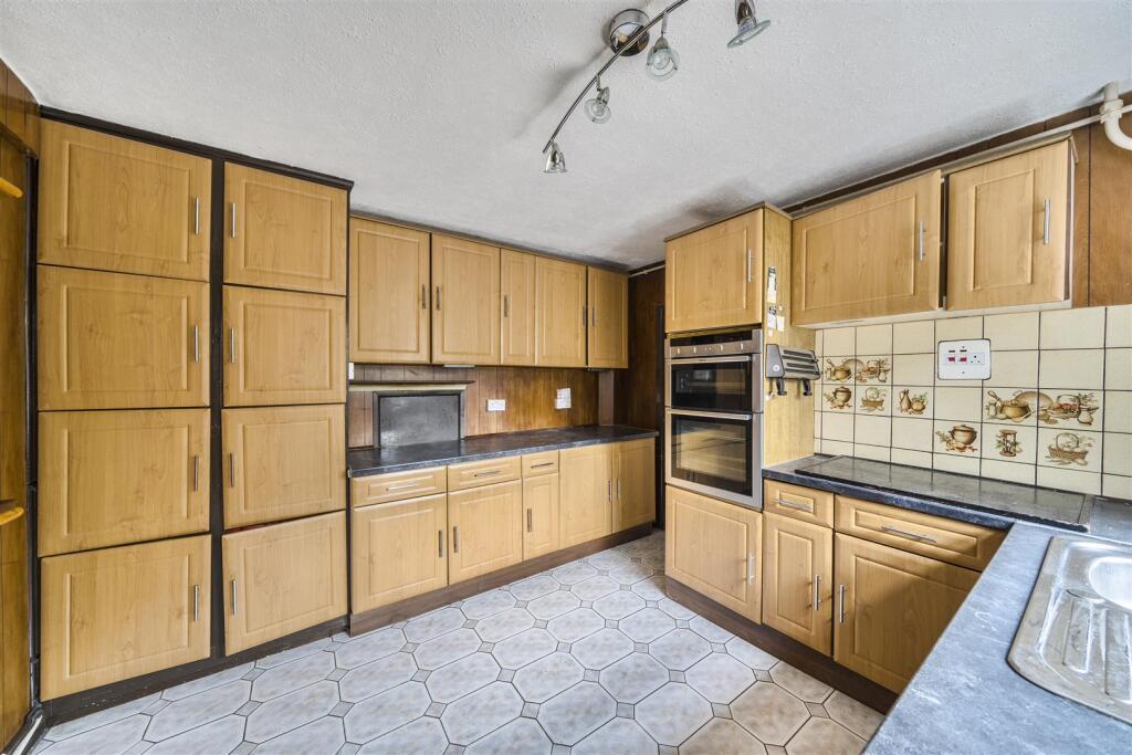 Kitchen: