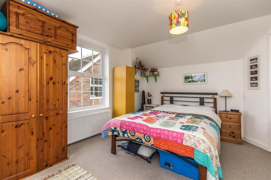 2 Sackville Close27.jpg