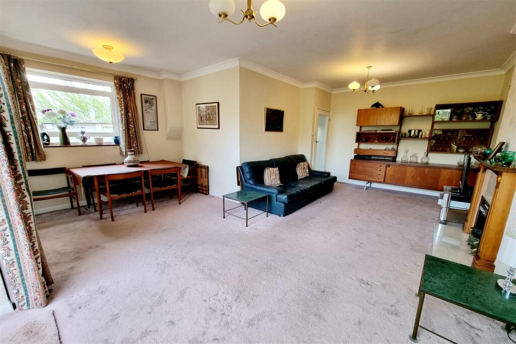 EXTENDED LOUNGE/DINER: PIC. 1