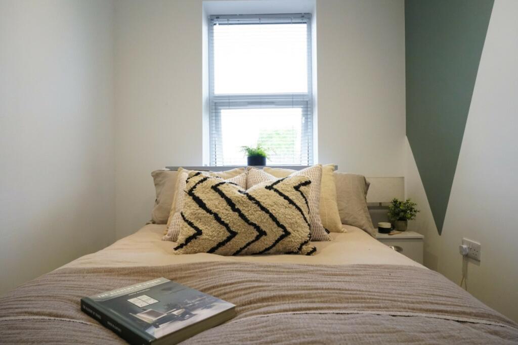 A cozy and inviting double bedroom with ample n...