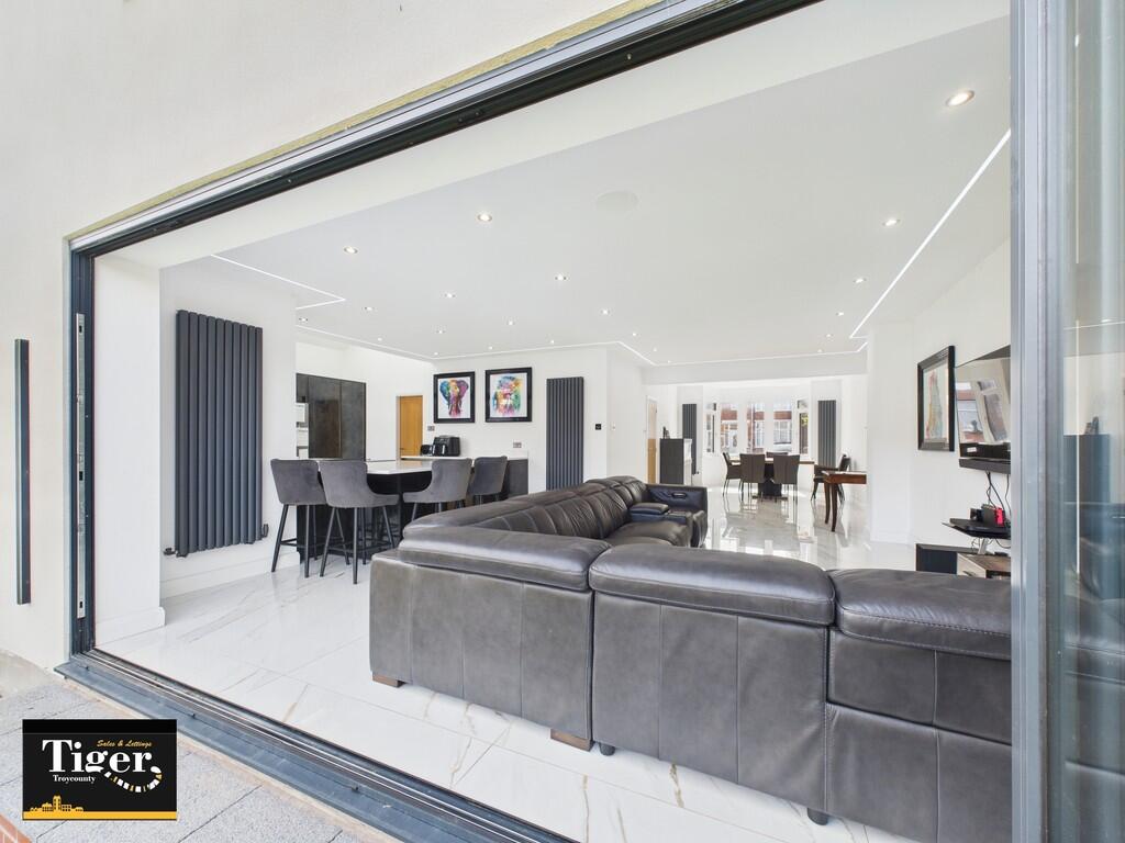 CAM02176G0-PR0559...