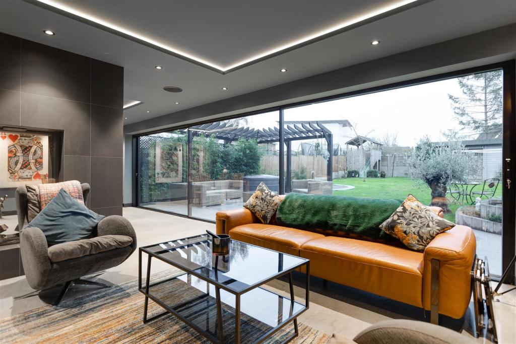 LOUNGE AREA