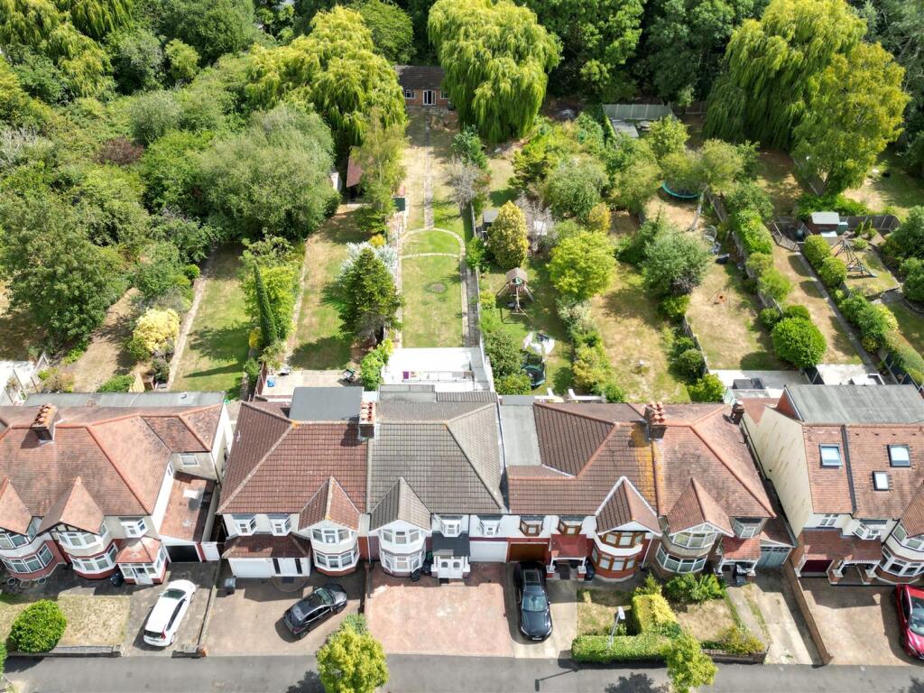 Onslow Gardens, E18