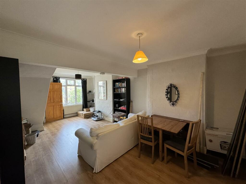 LIVING/ DINING ROOM