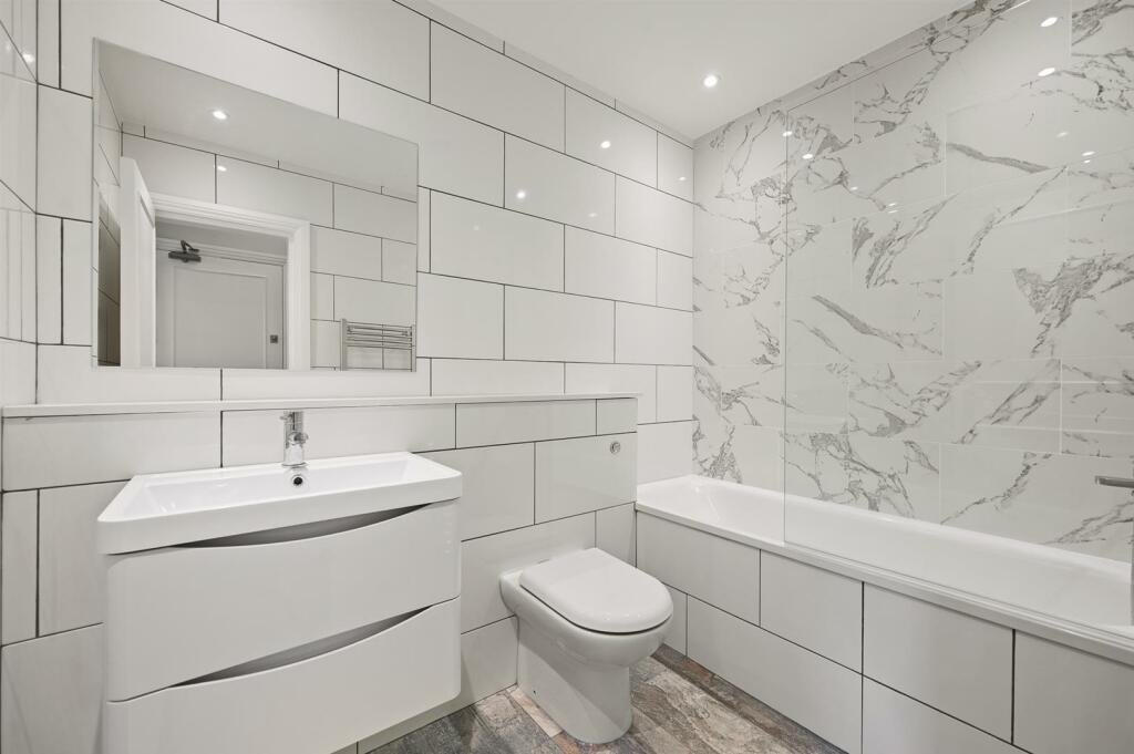 RCREE- Flat C, 7 castle hill parade- Bathroom 3 (1