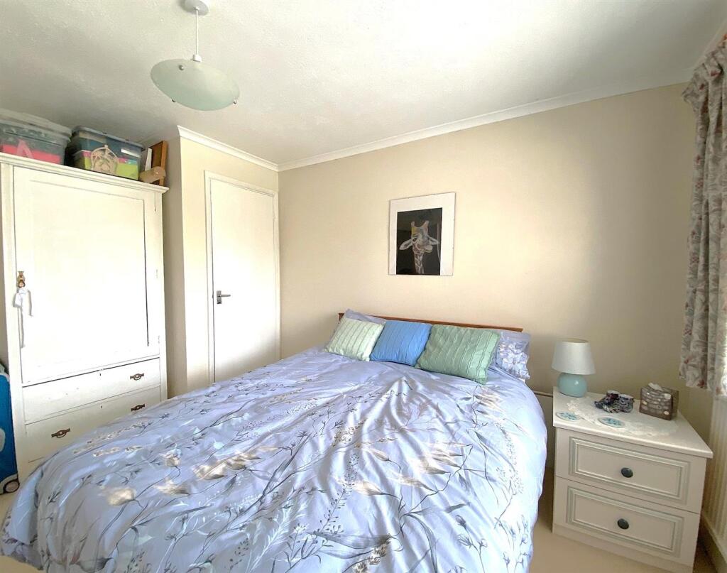 60 Links Drive - Bed2.jpg