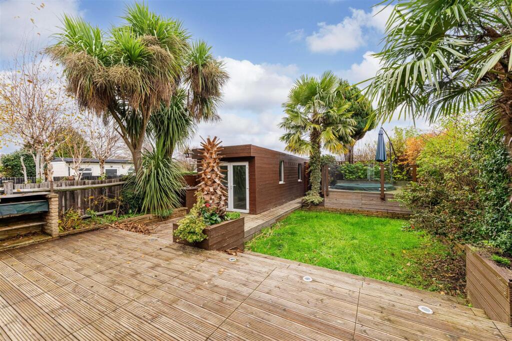 41 Oaklands Avenue, Isleworth TW7-24.jpg