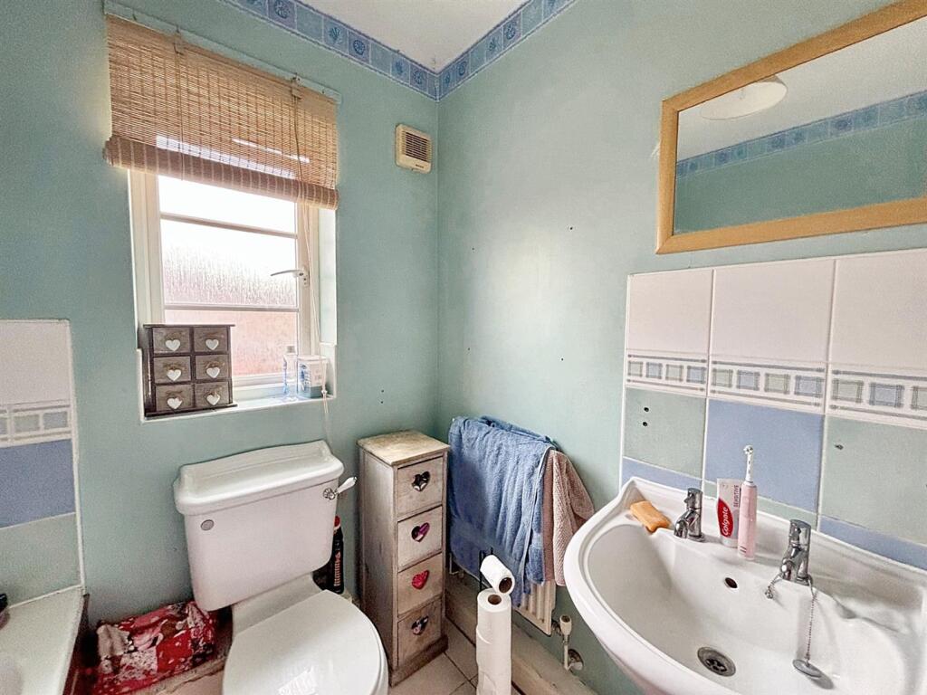 Bathroom 2.jpg
