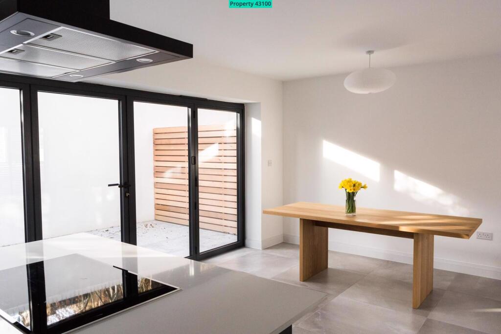 Living Room onto Rea