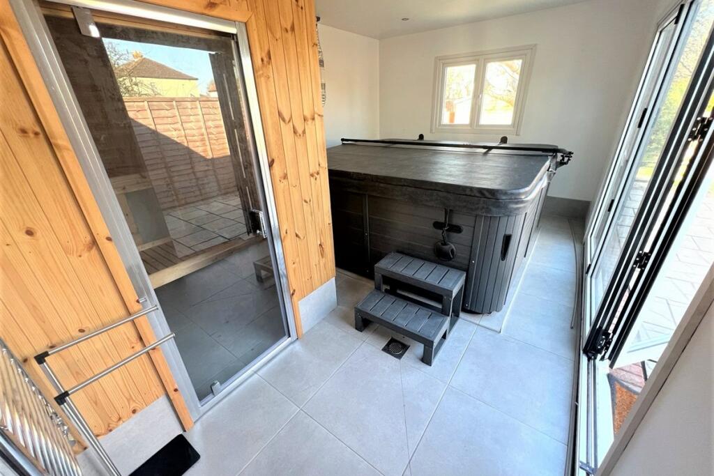 Sauna/Hot Tub Room