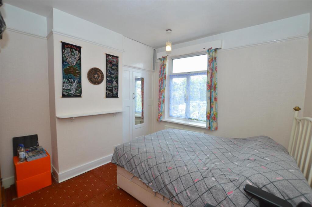 31 Argyle Avenue bed2.JPG