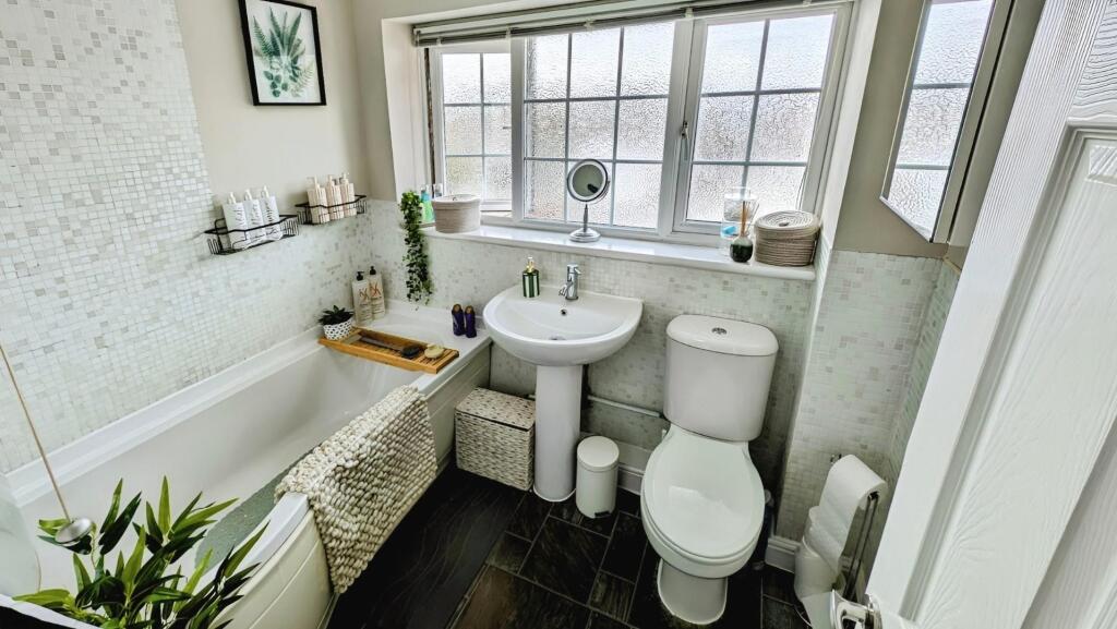 98 Finch bathroom.jpg