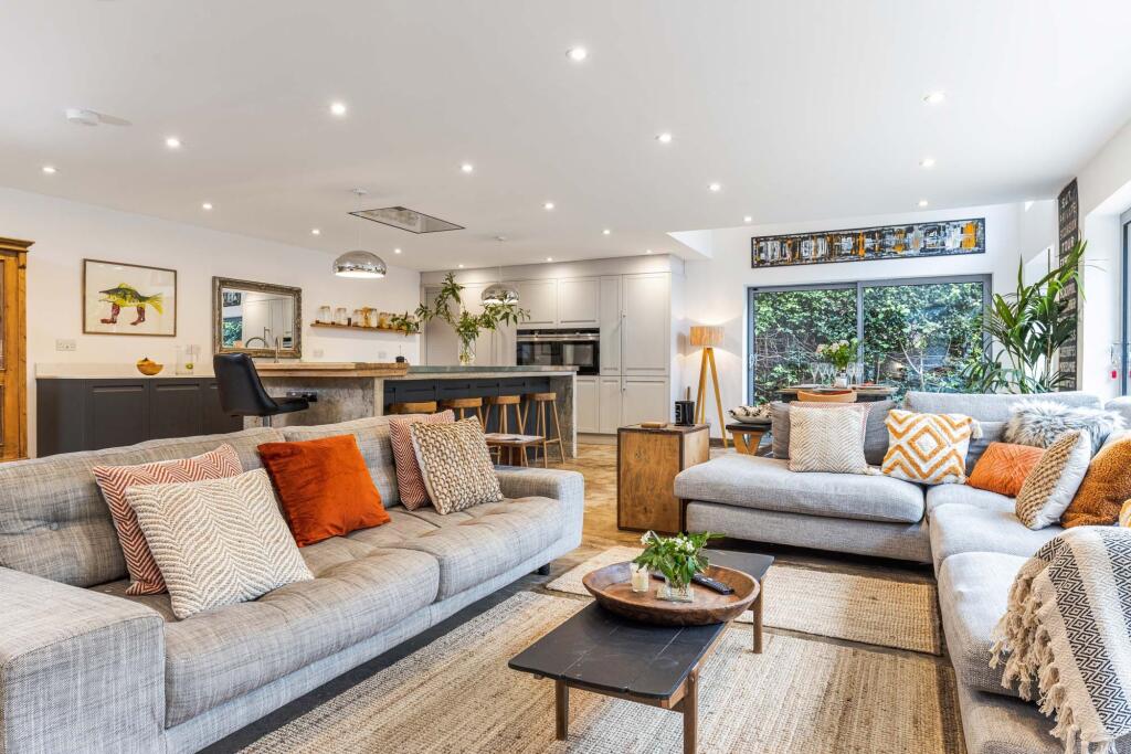 OPEN PLAN KITCHEN &amp; LIVING