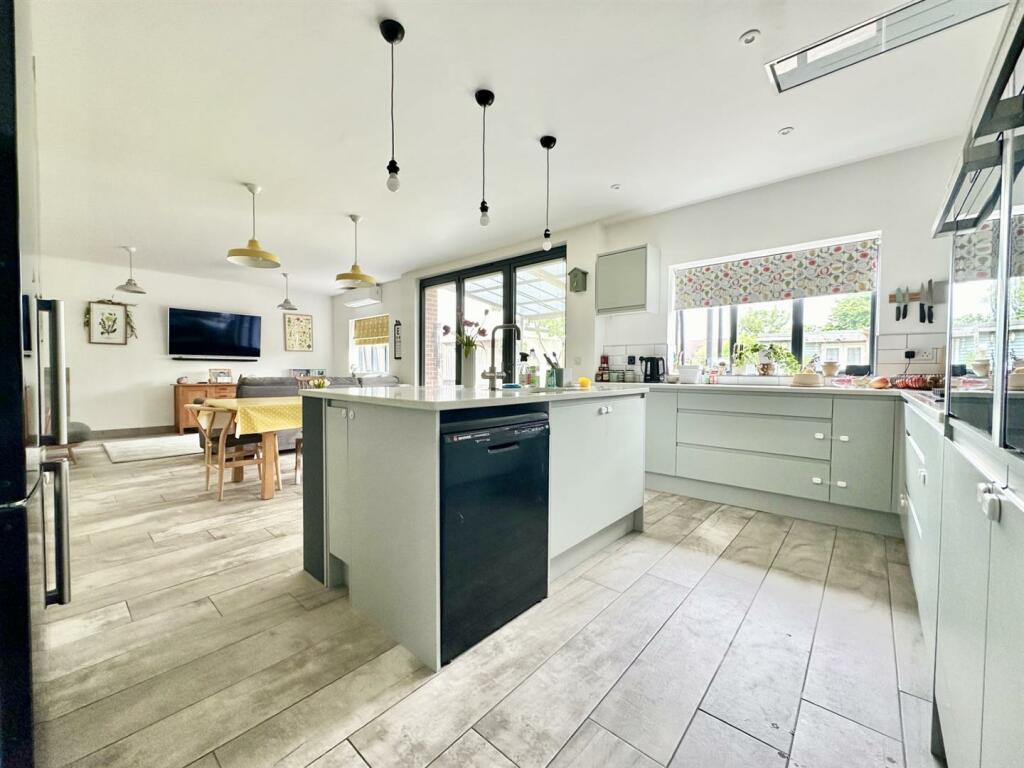 Kitchen1.jpg