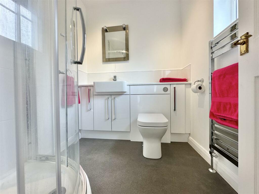 EN-SUITE SHOWER ROOM