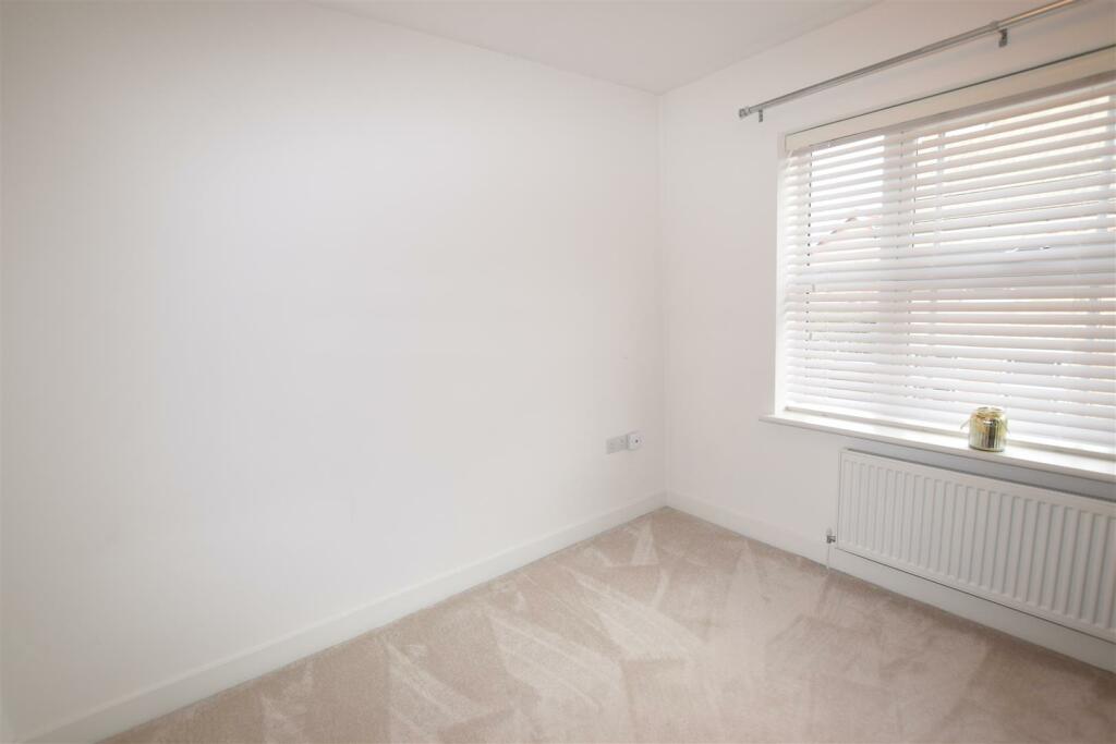 BEDROOM 5 (FRONT)