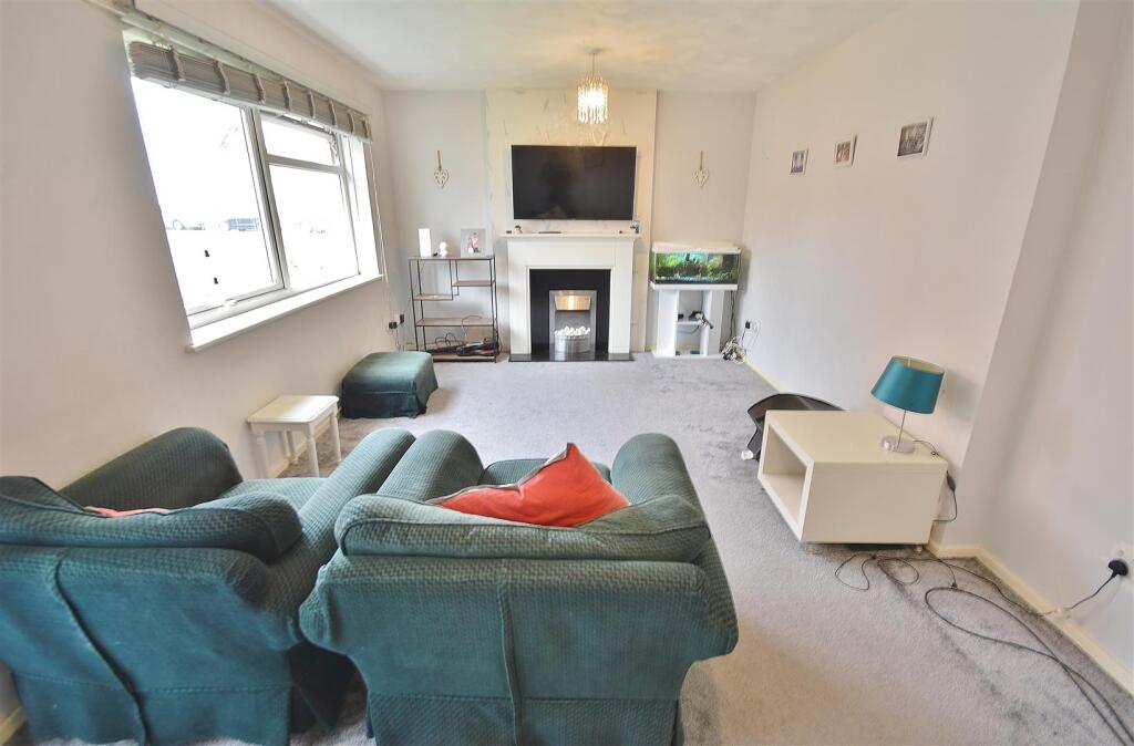 ALTERNATE VIEW OF LOUNGE