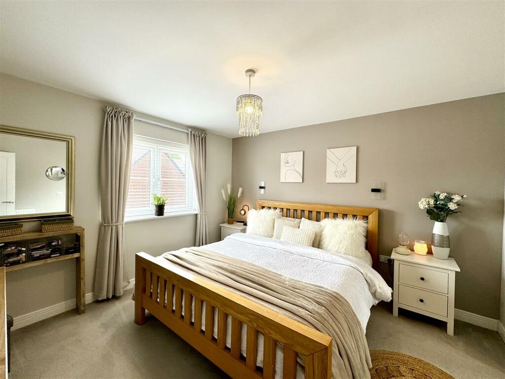 MAIN BEDROOM SUITE