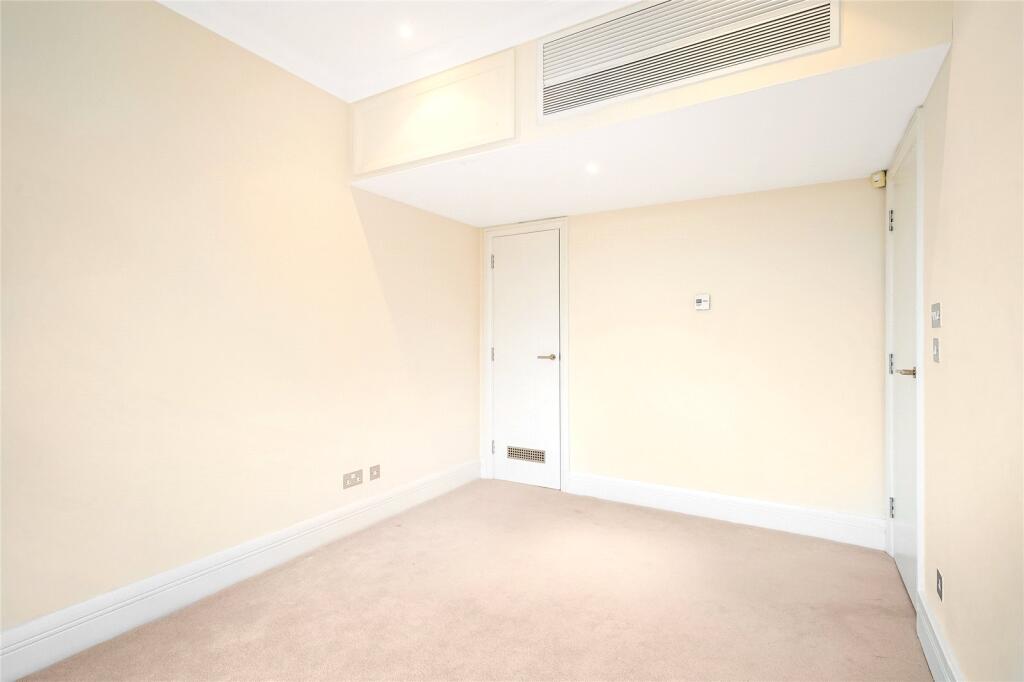 Whitehouse Apartment