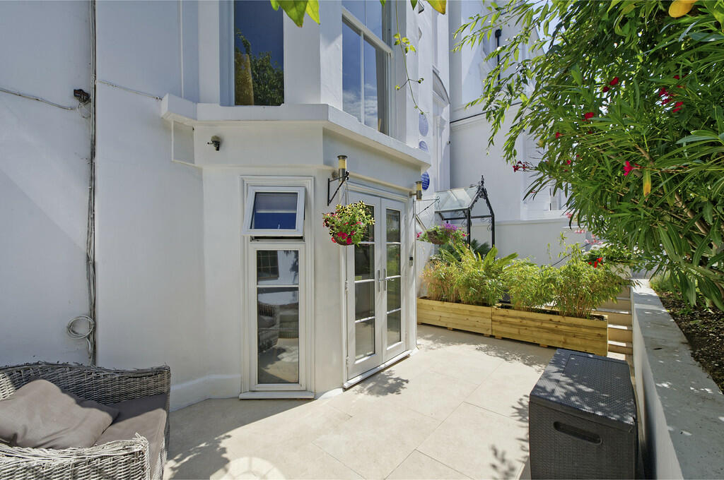 1@22 hyde pk gate...