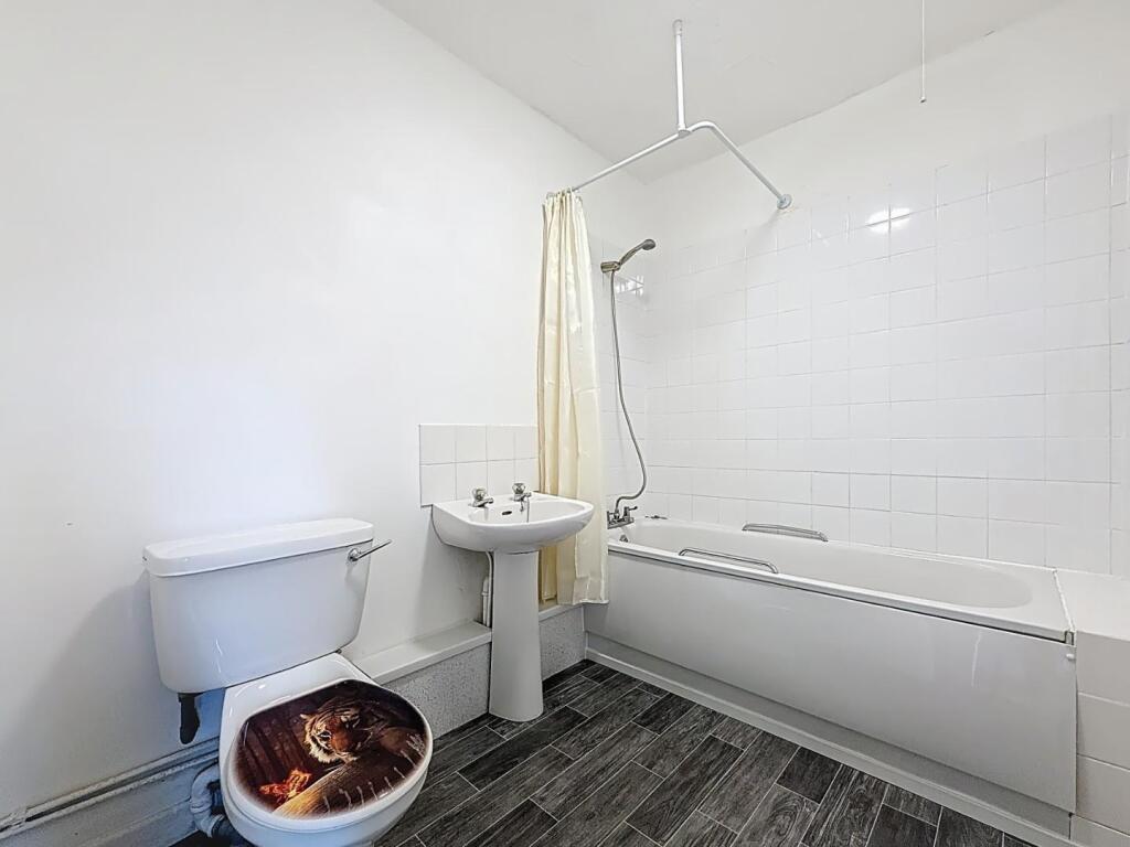 Flat 1 - Bathroom