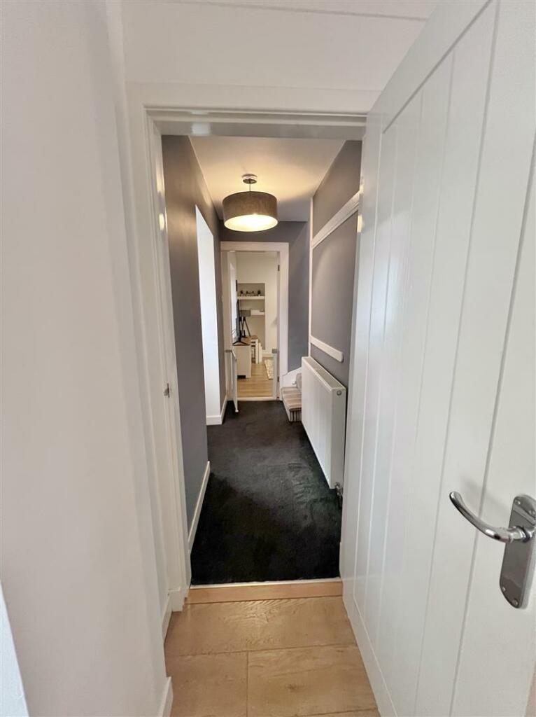 Hallway from bedroom to lounge.JPG