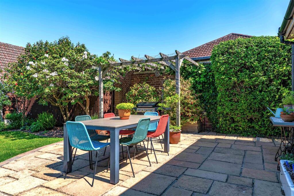 5 Banks Crescent-01.jpg