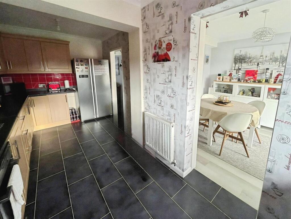 Kitchen 2.jpg