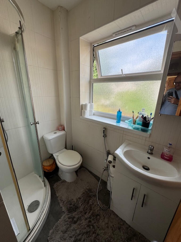 32 Ward Close Bathroom
