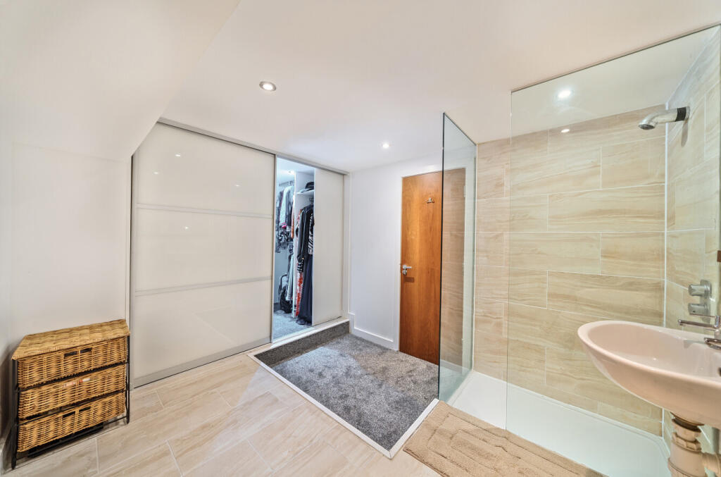 1294354-7-682b4c3...