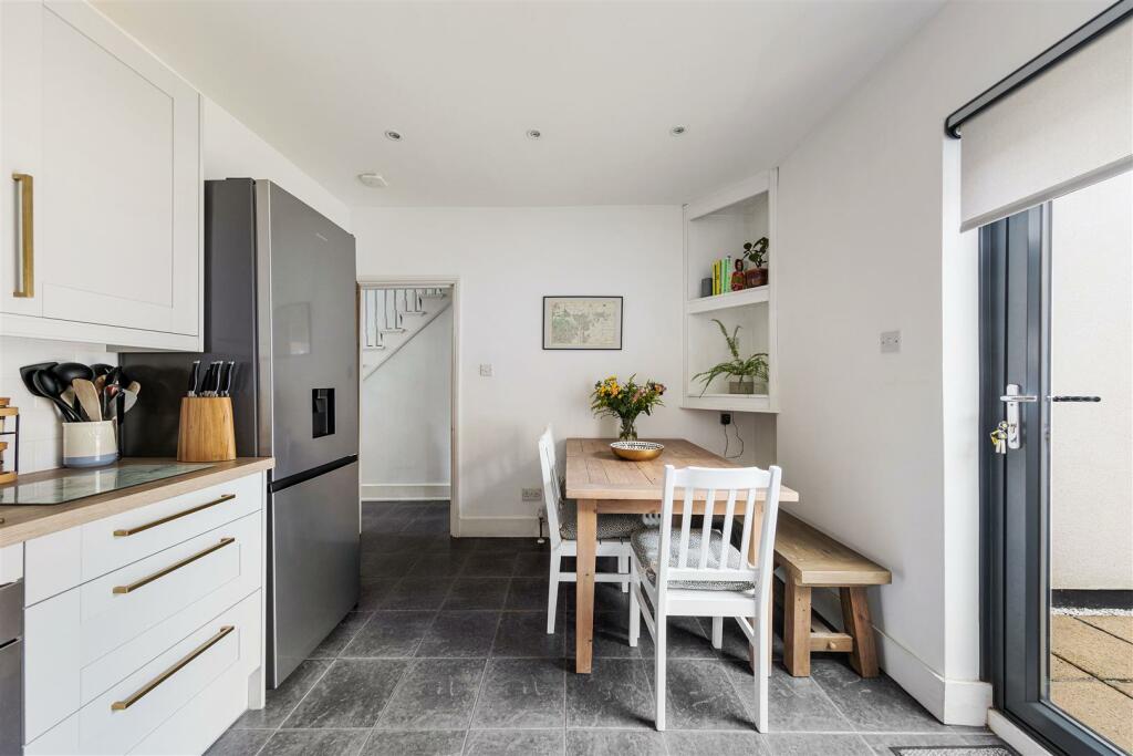 Curwen Avenue, E7