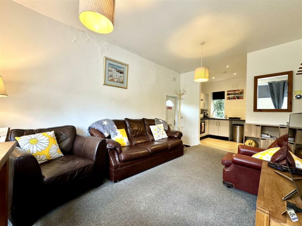 OPEN PLAN LOUNGE/DINING ROOM