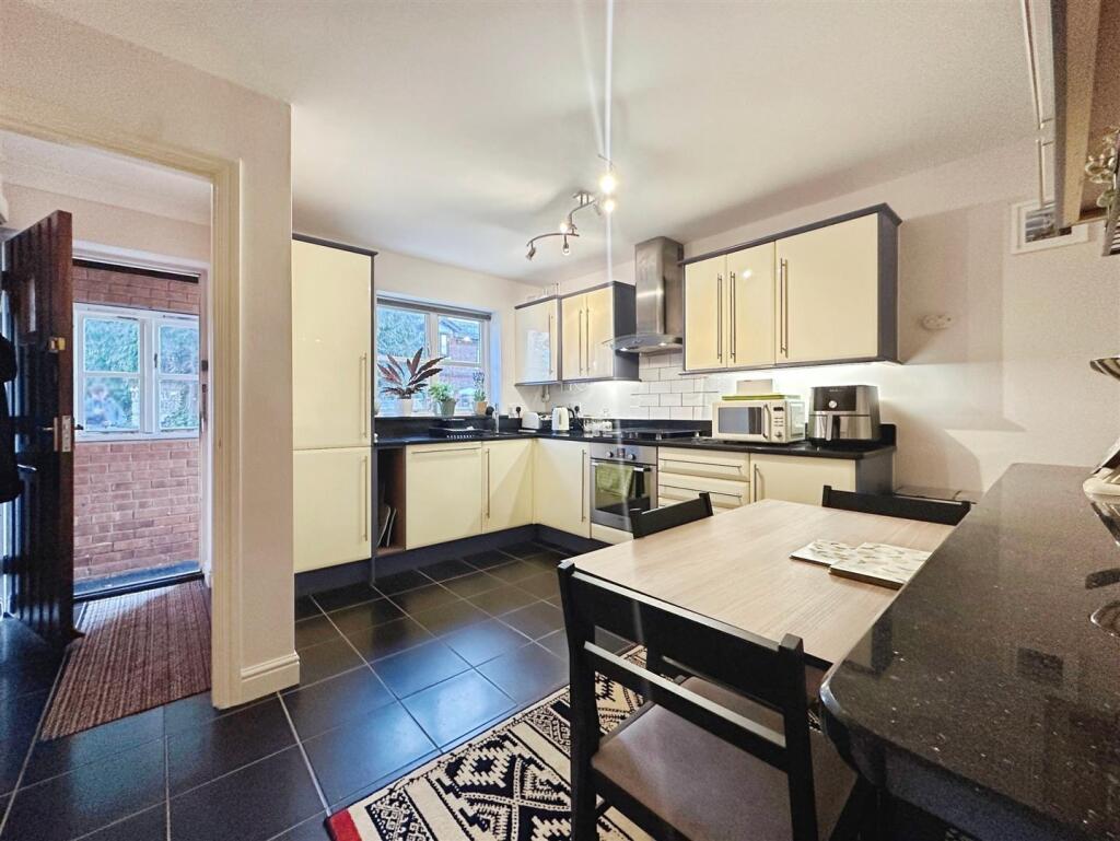 5e8bc2b9--4133-9C41-70A392569B04-29143-000008DDA2B