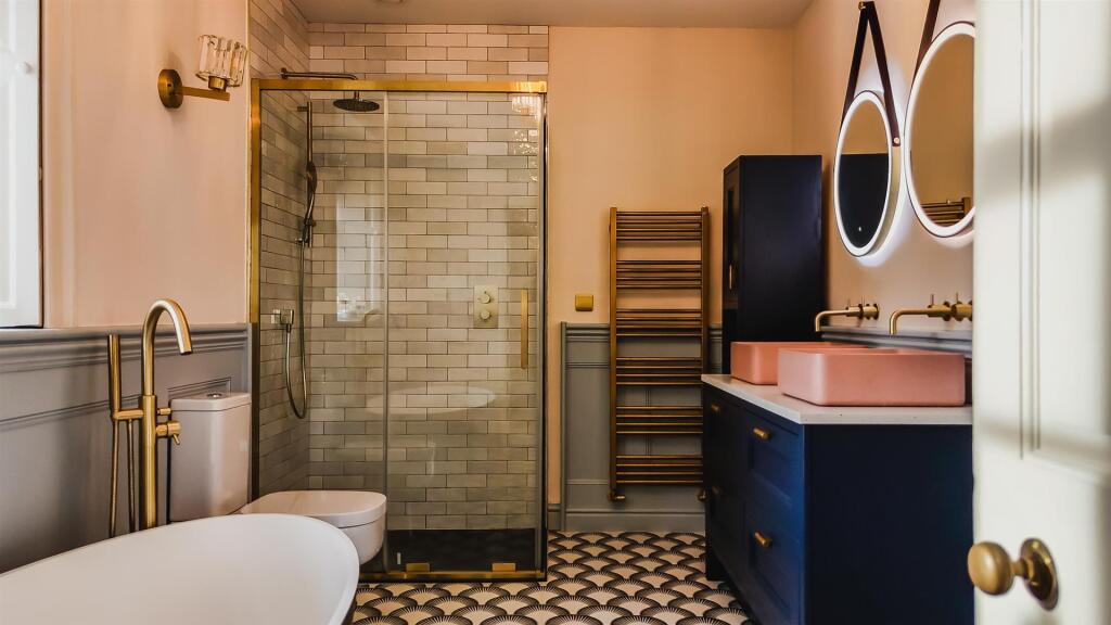 Master En-Suite Bathroom