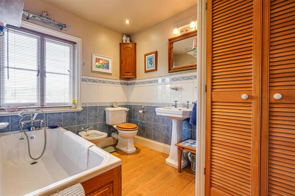 11 Bathroom.jpg