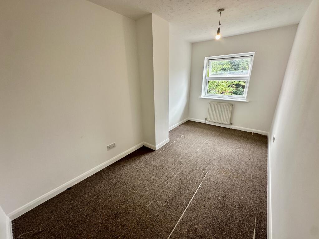 SINGLE BEDROOM