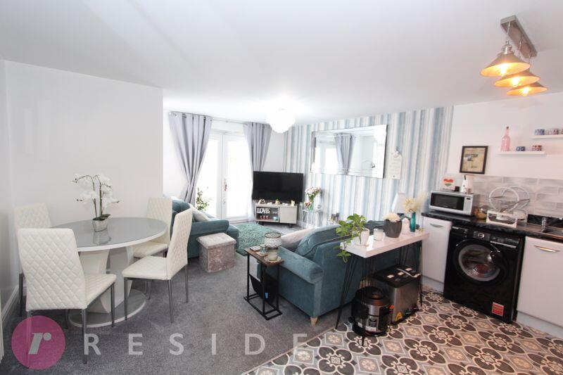 Lounge/Dining Area